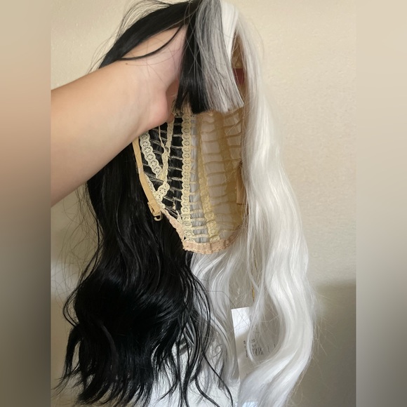Cruella De vil Halloween wig - Picture 10 of 13